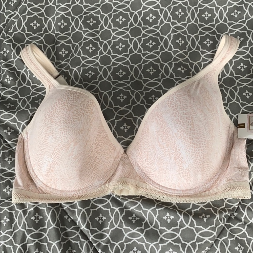 Jessica Simpson bra